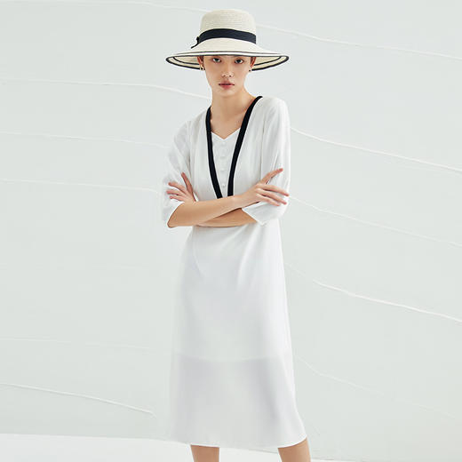 EITIE爱特爱夏季新款白色通勤时尚百搭高级撞色V领收腰连衣裙B2207920 商品图4