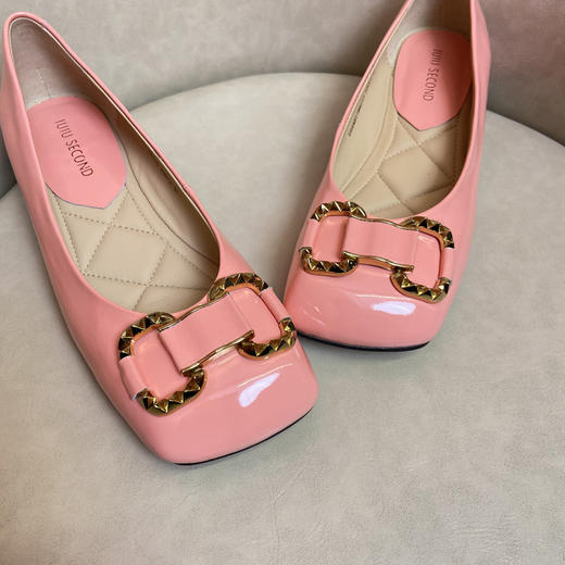 IUIU SECOND2022春季新款方头马衔扣单鞋女漆皮方头浅口粗跟U22AE17981 商品图4