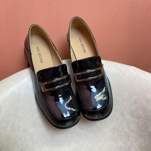 IUIU SECOND2022春季新款漆皮乐福鞋中粗跟复古小皮鞋真皮英伦风商场同款春季新款U22AM18421 商品图3