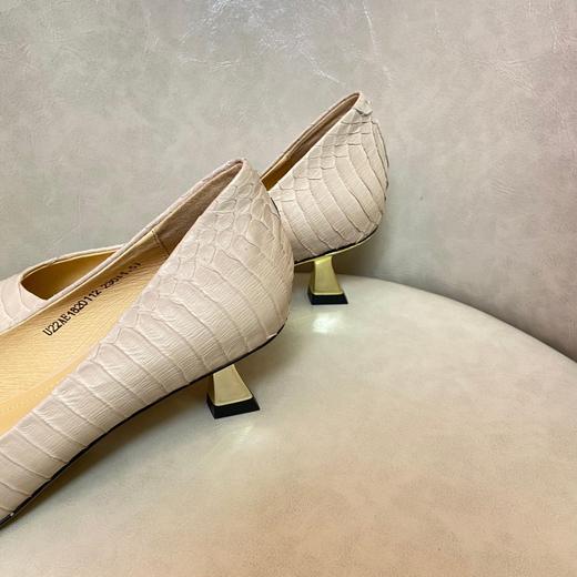 IUIU SECOND2022春季蛇皮浅口小中跟正装鞋通勤鞋高跟商场同款U22AE18201 商品图4