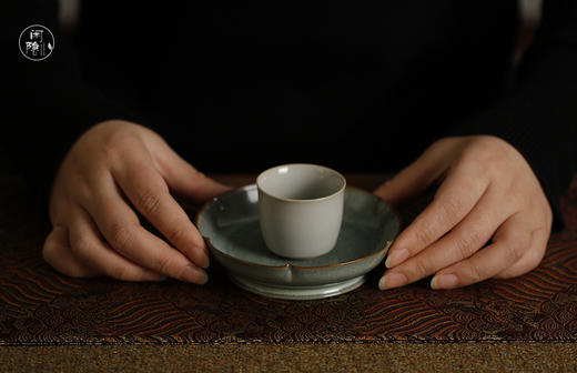 哥窑全手工冰裂纹葵口小壶承 小号 商品图2