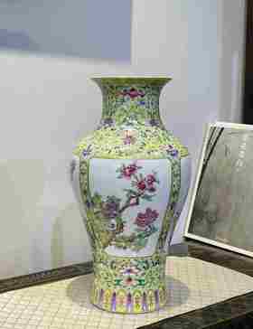 粉彩绿地缠枝莲开窗花卉瓶