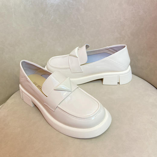 IUIU SECOND22春季新款牛漆皮乐福鞋JK制服鞋经典三角标商场同款U22AM19021 商品图4