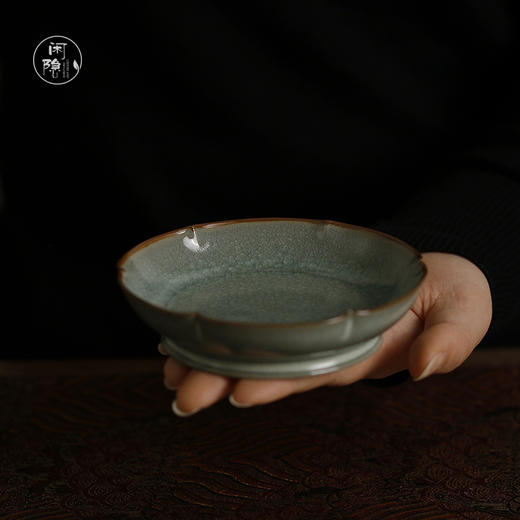 哥窑全手工冰裂纹葵口小壶承 小号 商品图0
