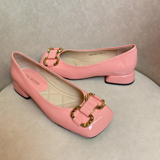 IUIU SECOND2022春季新款方头马衔扣单鞋女漆皮方头浅口粗跟U22AE17981 商品图3