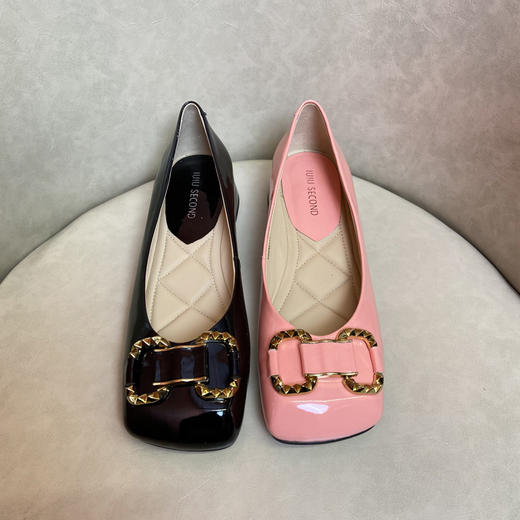 IUIU SECOND2022春季新款方头马衔扣单鞋女漆皮方头浅口粗跟U22AE17981 商品图1