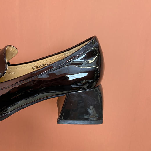 IUIU SECOND22春季新款牛漆皮乐福鞋中粗跟英伦风商场同款U22AM19011 商品图4