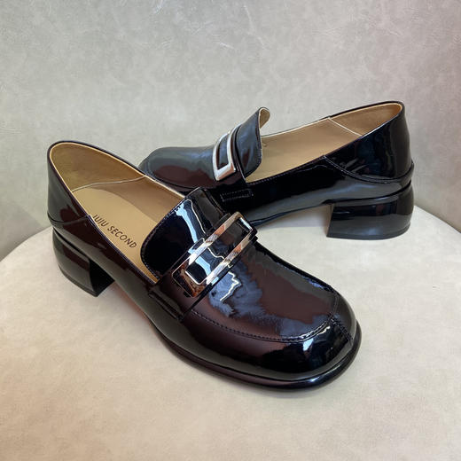 IUIU SECOND2022春季新款漆皮乐福鞋中粗跟复古小皮鞋真皮英伦风商场同款春季新款U22AM18421 商品图4