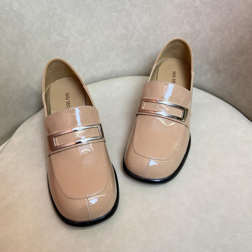 IUIU SECOND2022春季新款漆皮乐福鞋中粗跟复古小皮鞋真皮英伦风商场同款春季新款U22AM18421 商品图1