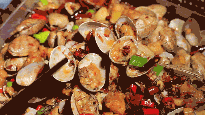 每一寸肉都融合了花甲本身的鲜和酱料的香每一口都使舌尖热闹非凡先是