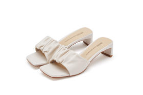 西村名物2021夏季新款复古风时尚褶皱外穿粗跟一字拖女拖鞋X21BJ23801