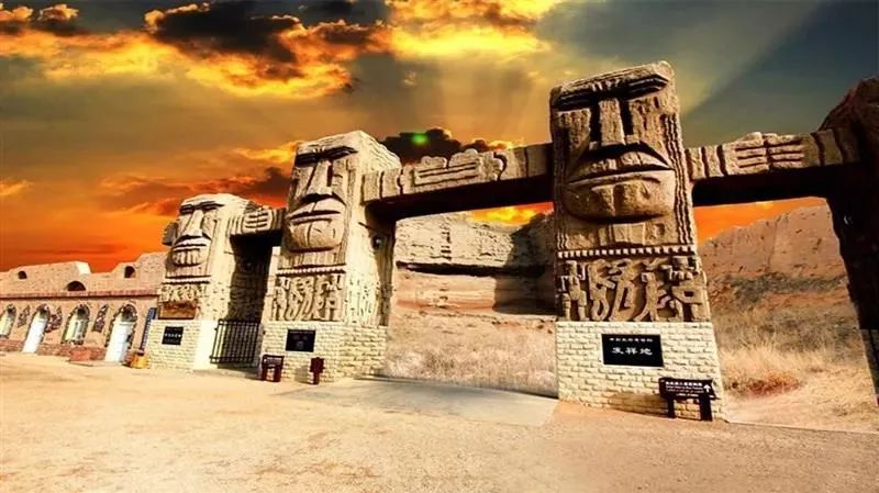 【水洞沟景区】需提前一小时购票。中国史前考古的发祥地，探秘旧石器时代遗址，观土林奇绝景观，长城、峡谷、藏兵洞、城堡、水系，穿越三万年