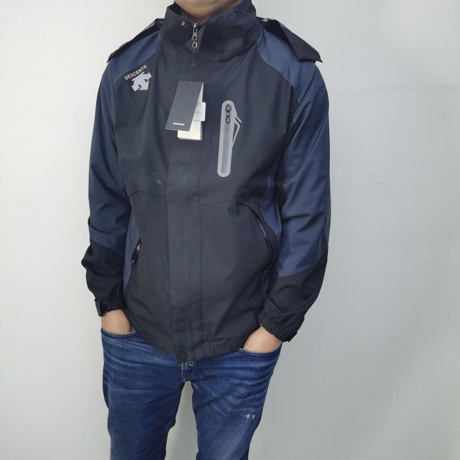 点此购买 迪桑特gotex单层男士可脱卸帽冲锋衣 ll 216601