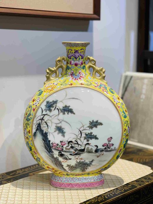 江荣荣：粉彩缠枝莲花卉开窗花鸟抱月瓶 商品图0