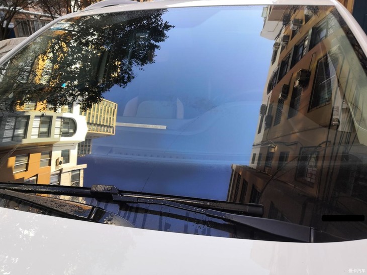 使用玻璃油膜去除剂还我清晰视野