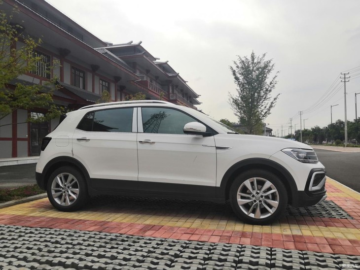 使用玻璃油膜去除剂还我清晰视野