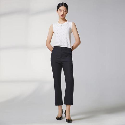 蓝地菱格压钻打底毛衫BLWCZ018000 商品图2