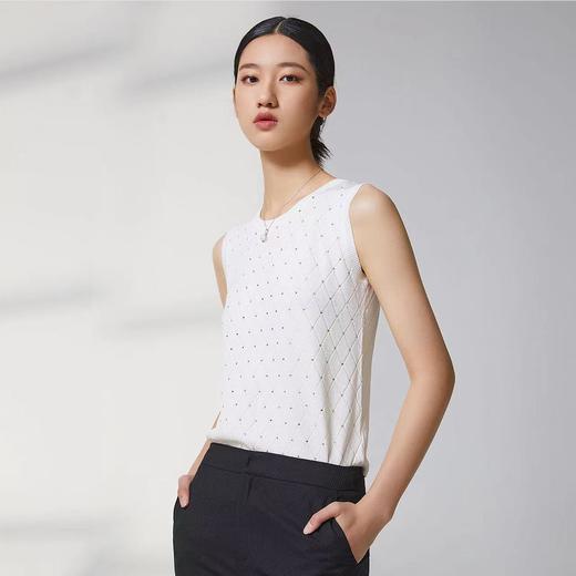 蓝地菱格压钻打底毛衫BLWCZ018000 商品图1