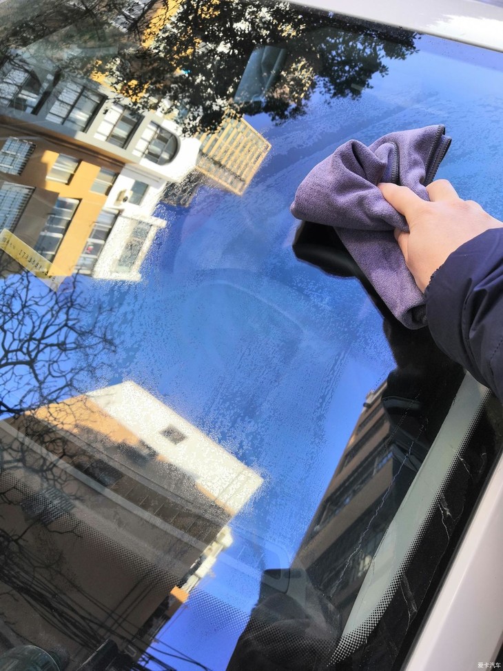 使用玻璃油膜去除剂还我清晰视野