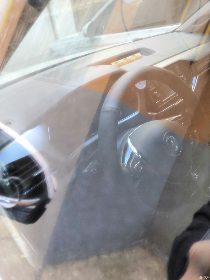 使用玻璃油膜去除剂还我清晰视野