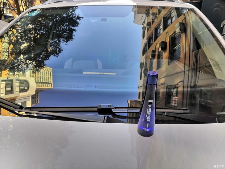 使用玻璃油膜去除剂还我清晰视野