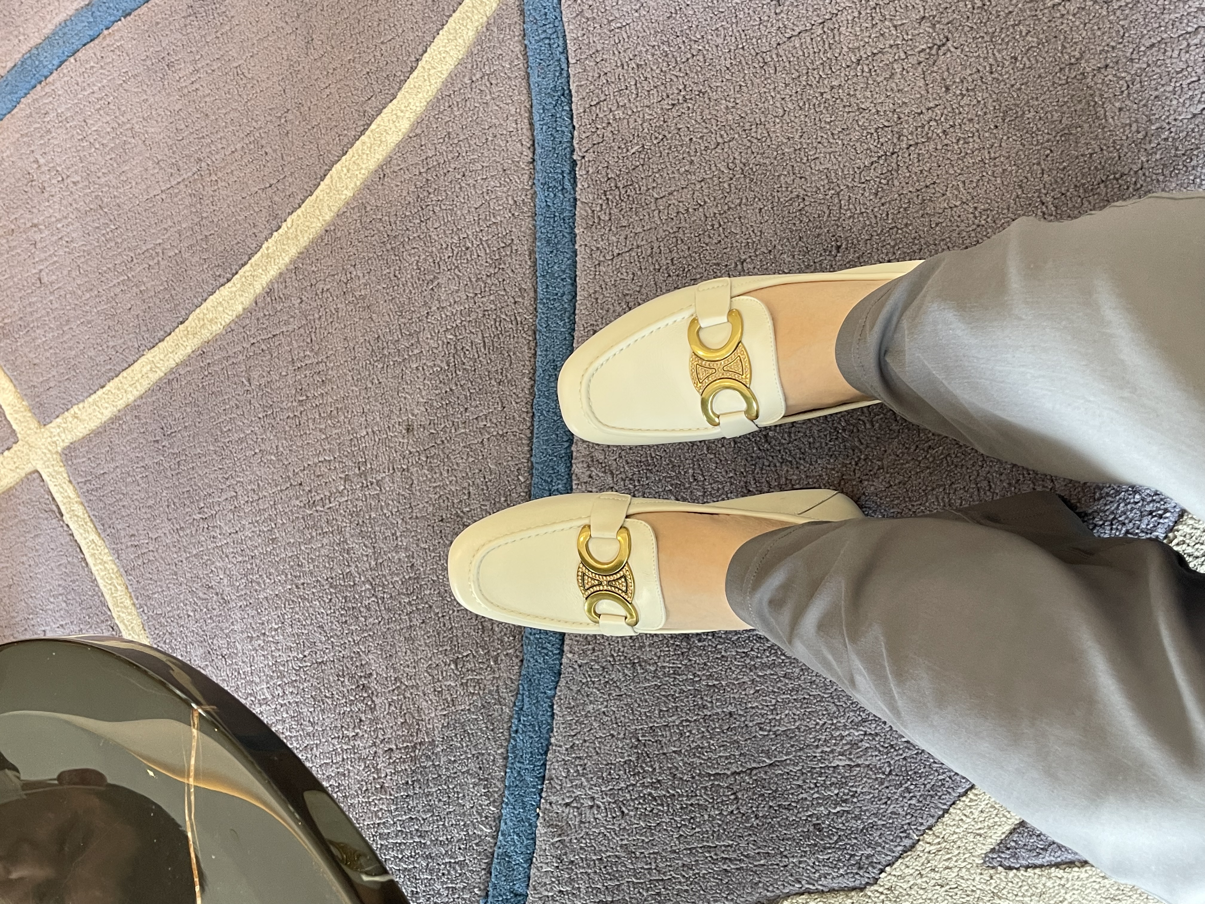 踏青郊游+通勤穿搭 两不误 2022年春夏超柔软脚感乐福鞋！思J图代工厂皮鞋类供应链制造 ，穿它压马路不会累！羊皮鞋面 +踩屎感绿海绵+猪皮垫脚 定制复古做旧金属装饰扣 一脚蹬