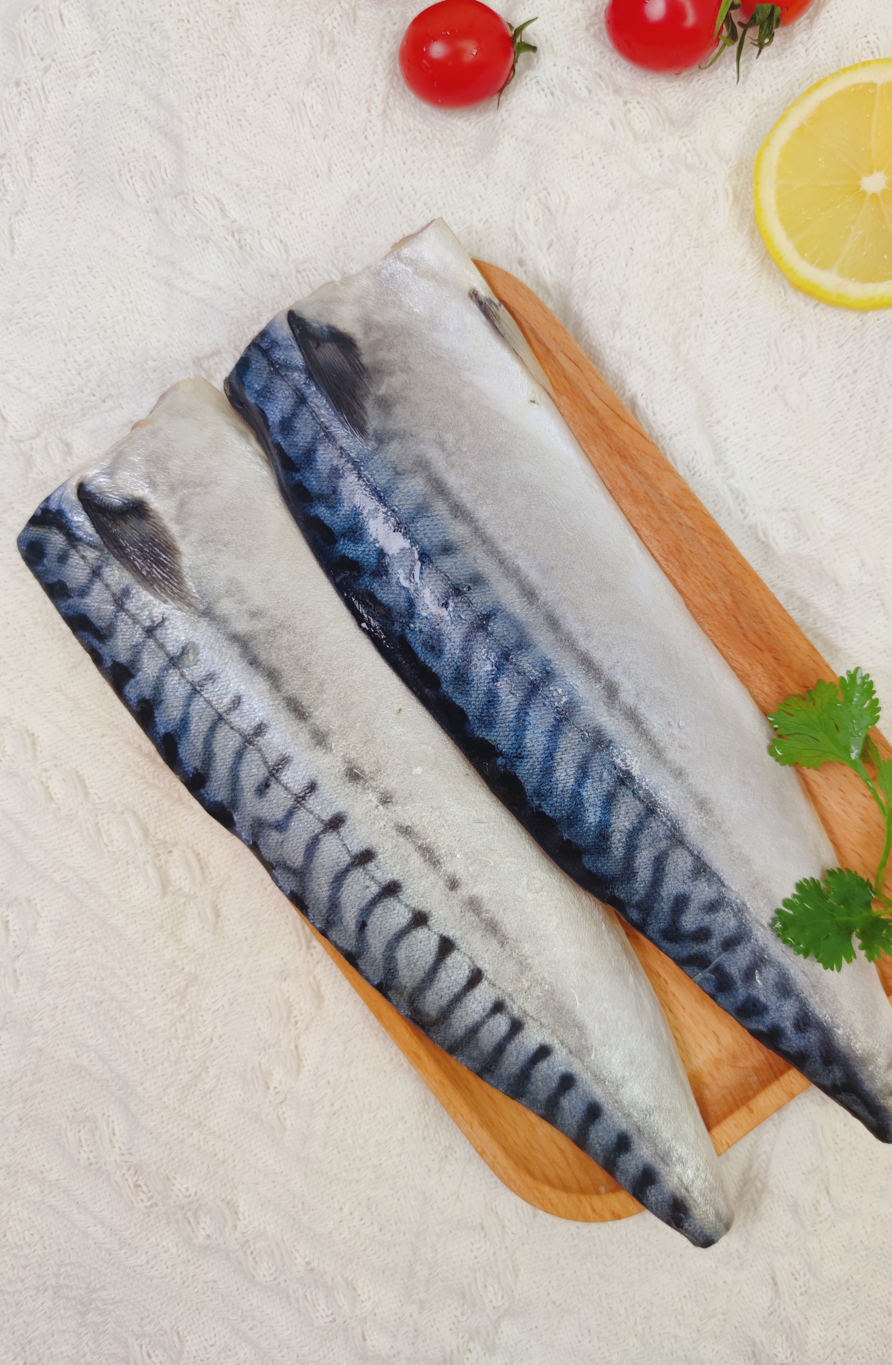 【青花鱼】青花鱼的口感和三文鱼有一点点相似,都是自带那种鲜香味~煎