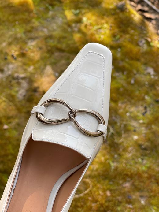 【断码特惠不退换】巨好穿！春夏百搭包头白鞋！尖头猫跟鞋！轻松上脚 随意搭配都很好看！头层小牛皮 全羊皮内里 线条感环形 金属制饰扣 精致小方鞋头 4.5公分异形低跟  气质婉约 云朵般 恣意行走！ 商品图2