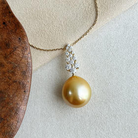 CLASSIC系列 18K镶钻石和天然金色水滴形南洋珠 坠子（附赠金链）