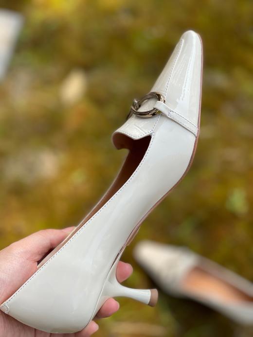 【断码特惠不退换】巨好穿！春夏百搭包头白鞋！尖头猫跟鞋！轻松上脚 随意搭配都很好看！头层小牛皮 全羊皮内里 线条感环形 金属制饰扣 精致小方鞋头 4.5公分异形低跟  气质婉约 云朵般 恣意行走！ 商品图6