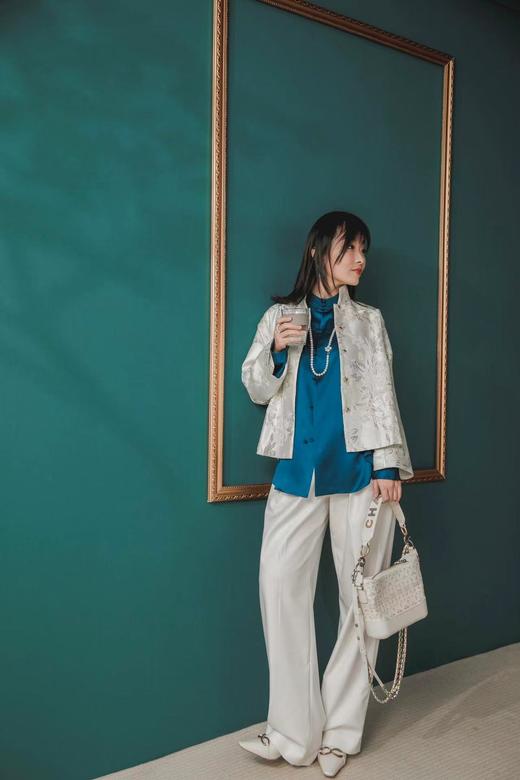 【断码特惠不退换】巨好穿！春夏百搭包头白鞋！尖头猫跟鞋！轻松上脚 随意搭配都很好看！头层小牛皮 全羊皮内里 线条感环形 金属制饰扣 精致小方鞋头 4.5公分异形低跟  气质婉约 云朵般 恣意行走！ 商品图8