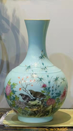 江荣荣：松石绿扒花粉彩竹报平安长颈瓶
