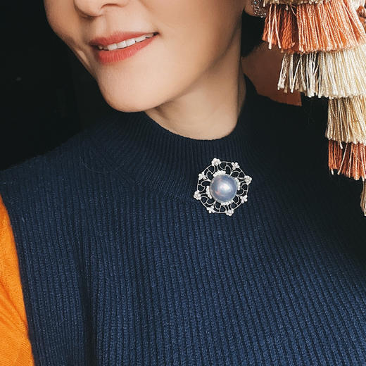 ONLY系列 18K镶天然银色马贝珍珠和钻石 胸针和坠子两用款 商品图3