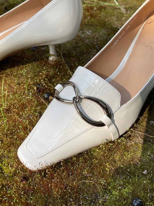 【断码特惠不退换】巨好穿！春夏百搭包头白鞋！尖头猫跟鞋！轻松上脚 随意搭配都很好看！头层小牛皮 全羊皮内里 线条感环形 金属制饰扣 精致小方鞋头 4.5公分异形低跟  气质婉约 云朵般 恣意行走！ 商品图3