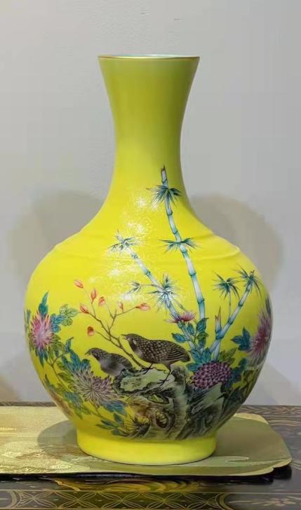江荣荣：黄底扒花粉彩竹报平安长颈瓶 商品图0