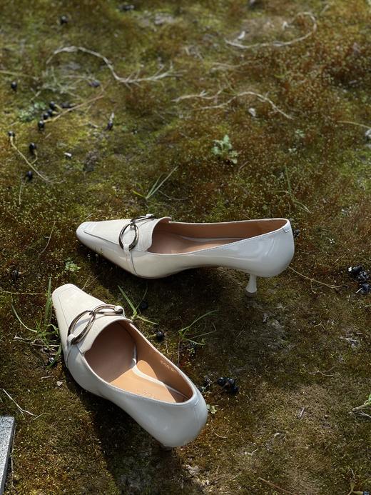 【断码特惠不退换】巨好穿！春夏百搭包头白鞋！尖头猫跟鞋！轻松上脚 随意搭配都很好看！头层小牛皮 全羊皮内里 线条感环形 金属制饰扣 精致小方鞋头 4.5公分异形低跟  气质婉约 云朵般 恣意行走！ 商品图13