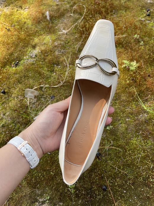 【断码特惠不退换】巨好穿！春夏百搭包头白鞋！尖头猫跟鞋！轻松上脚 随意搭配都很好看！头层小牛皮 全羊皮内里 线条感环形 金属制饰扣 精致小方鞋头 4.5公分异形低跟  气质婉约 云朵般 恣意行走！ 商品图5