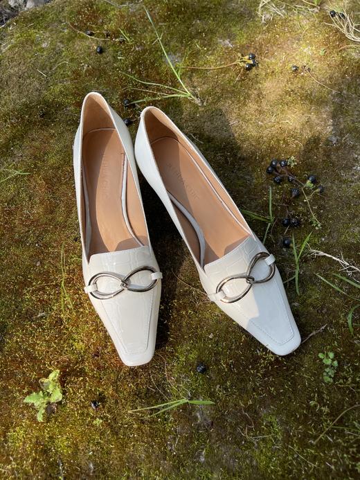 【断码特惠不退换】巨好穿！春夏百搭包头白鞋！尖头猫跟鞋！轻松上脚 随意搭配都很好看！头层小牛皮 全羊皮内里 线条感环形 金属制饰扣 精致小方鞋头 4.5公分异形低跟  气质婉约 云朵般 恣意行走！ 商品图0