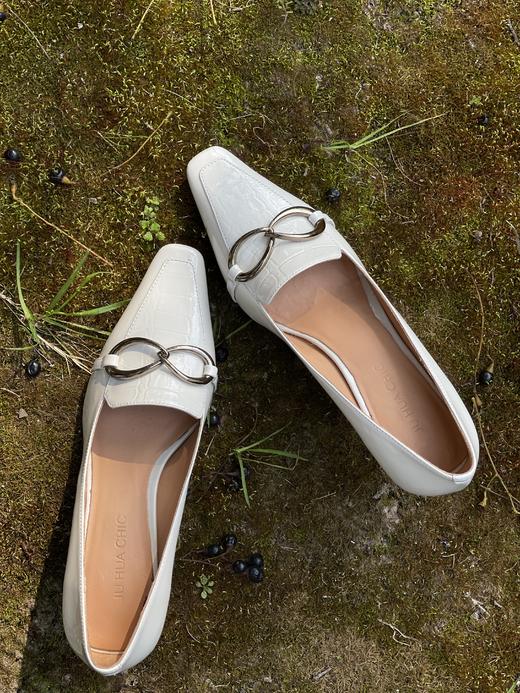 【断码特惠不退换】巨好穿！春夏百搭包头白鞋！尖头猫跟鞋！轻松上脚 随意搭配都很好看！头层小牛皮 全羊皮内里 线条感环形 金属制饰扣 精致小方鞋头 4.5公分异形低跟  气质婉约 云朵般 恣意行走！ 商品图7