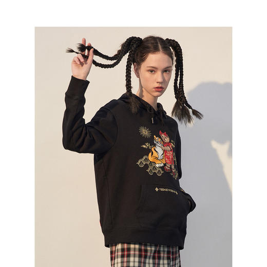 TeenieWeenie小熊2022春季新款卡通刺绣虎年休闲显瘦连帽卫衣TTMW221101L 商品图1