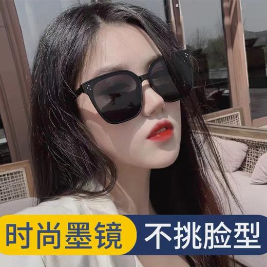 【明星同款❗️超显气质轻奢墨镜】超百搭不挑脸型❗️防晒防紫外线，谁戴谁脸小，一套=墨镜+皮盒+眼镜袋+眼镜布+外盒❗️修颜大框，素颜潮搭，新款太阳眼镜套装盒防晒帽夏日 商品图0