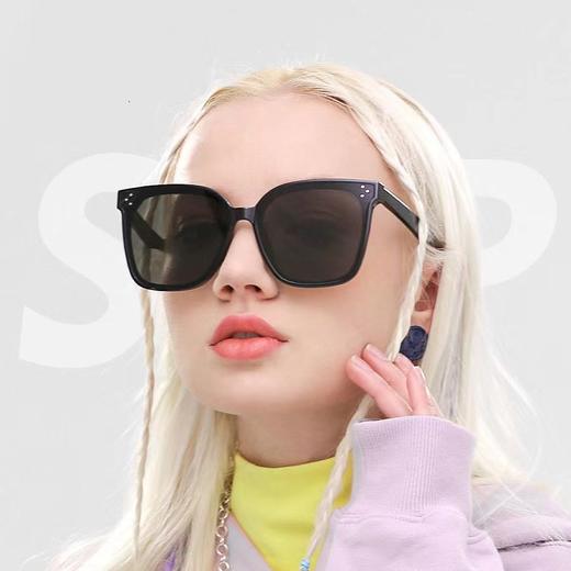 【明星同款❗️超显气质轻奢墨镜】超百搭不挑脸型❗️防晒防紫外线，谁戴谁脸小，一套=墨镜+皮盒+眼镜袋+眼镜布+外盒❗️修颜大框，素颜潮搭，新款太阳眼镜套装盒防晒帽夏日 商品图3