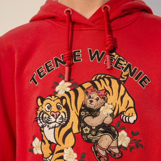 TeenieWeenie小熊春季新款国潮卡通刺绣红色连帽卫衣TTMW221103L 商品图2