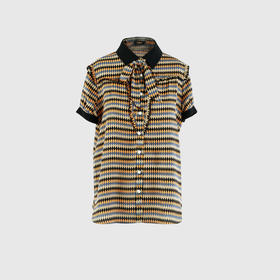 木耳边系带上衣