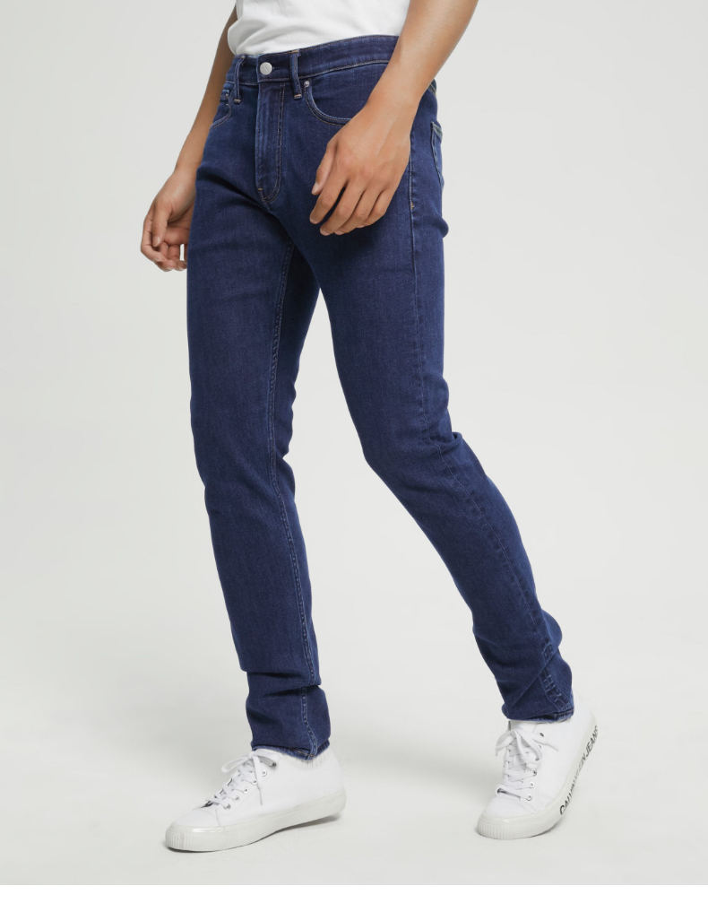 ck jeans22春夏新款男士时髦楔形翻折脚口反光logo牛仔裤j320830