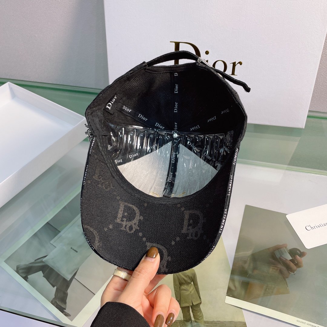 迪奥dior )新款原单棒球帽 精致纯也格调很有感觉 很酷很时尚 专柜断