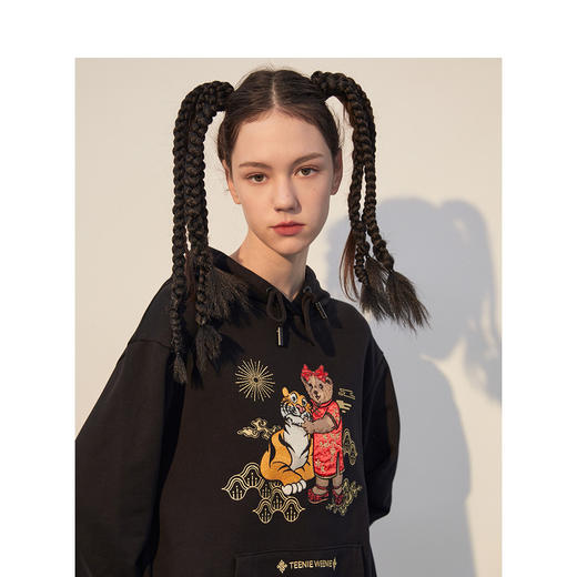 TeenieWeenie小熊2022春季新款卡通刺绣虎年休闲显瘦连帽卫衣TTMW221101L 商品图3