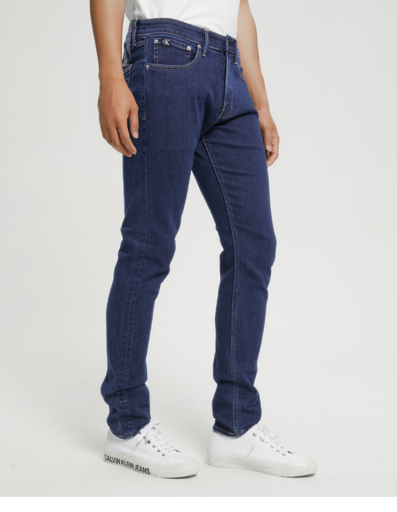 ck jeans22春夏新款男士时髦楔形翻折脚口反光logo牛仔裤j320830