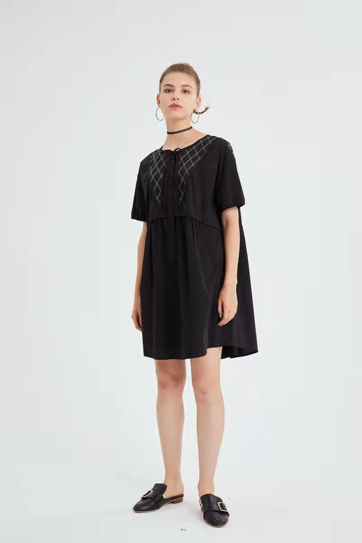 水淼2022夏新款显瘦藏肉圆领舒适中长连衣裙有兜方便置物4745