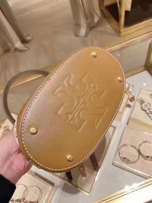 ￥2780！直邮，娜扎同款！Tory burch TB专柜最新T Monogram 水桶包榛子棕色 商品图3